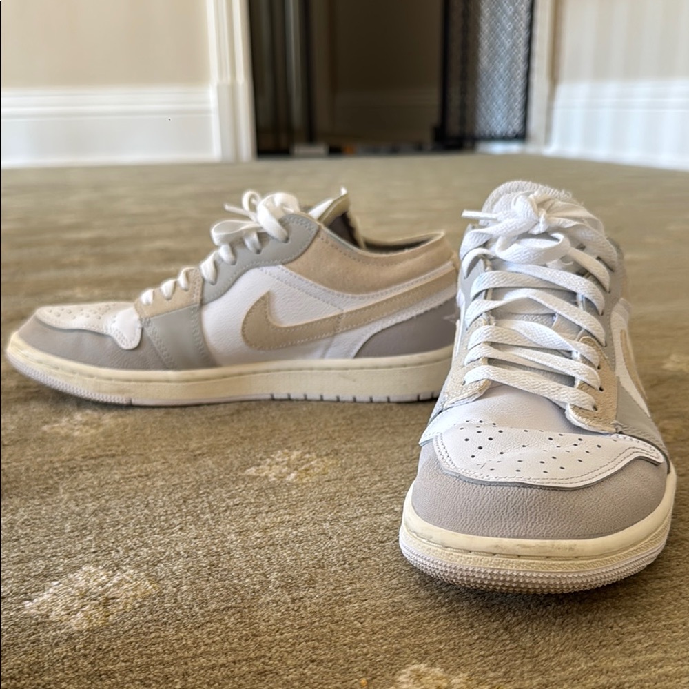 Men's Nike Gray and White Sneakers with Classic Design - great condition